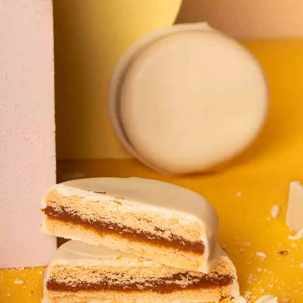 Muii | Alfajor filled with dulce de leche covered in white chocolate | 1.94 oz