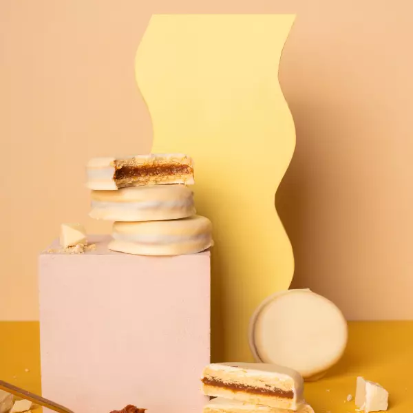 Muii | Alfajor filled with dulce de leche covered in white chocolate | 1.94 oz