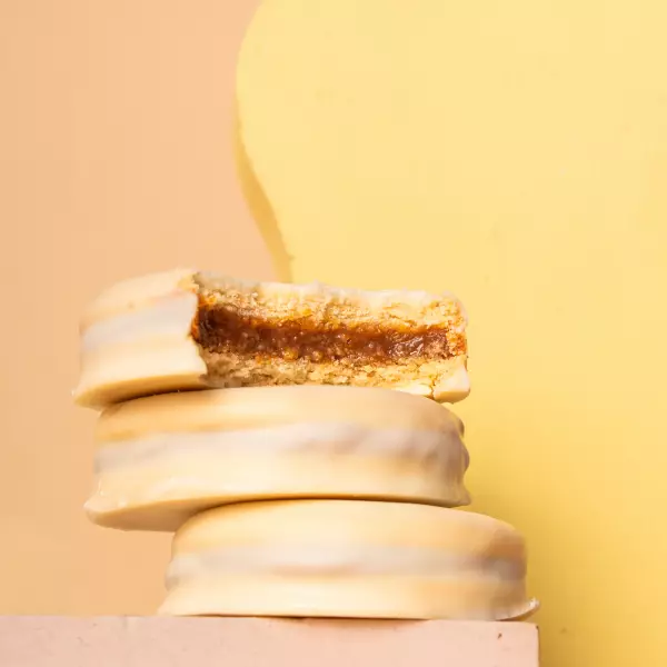Muii | Alfajor filled with dulce de leche covered in white chocolate | 1.94 oz
