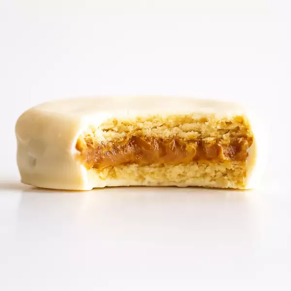 Muii | Alfajor filled with dulce de leche covered in white chocolate | 1.94 oz