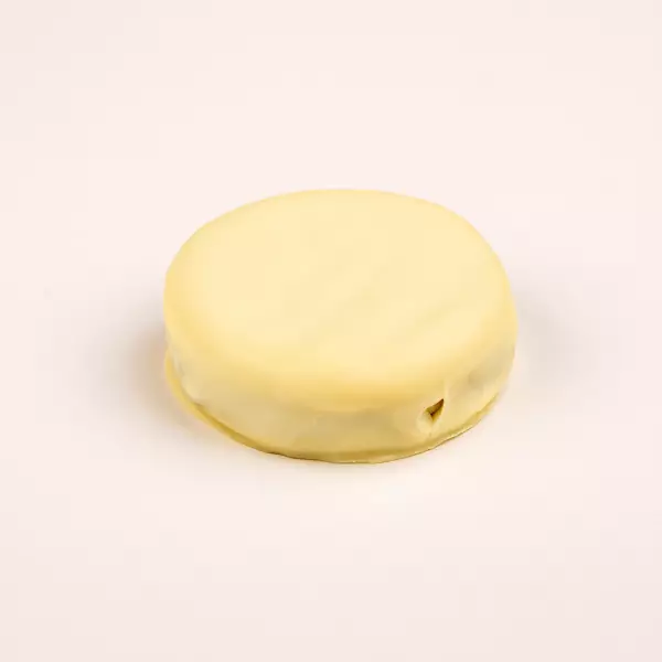 Muii | Alfajor filled with dulce de leche covered in white chocolate | 1.94 oz