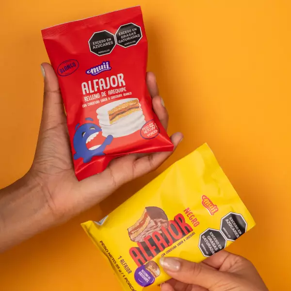Muii | Alfajor filled with dulce de leche covered in white chocolate | 1.94 oz