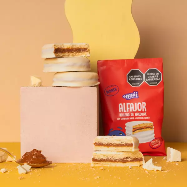 Muii | Alfajor filled with dulce de leche covered in white chocolate | 1.94 oz