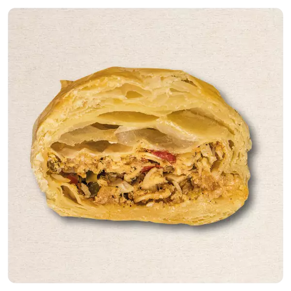 PUFF PASTRY STUFFED WITH CHICKEN, VEGETABLES AND SAUCE.RAW E