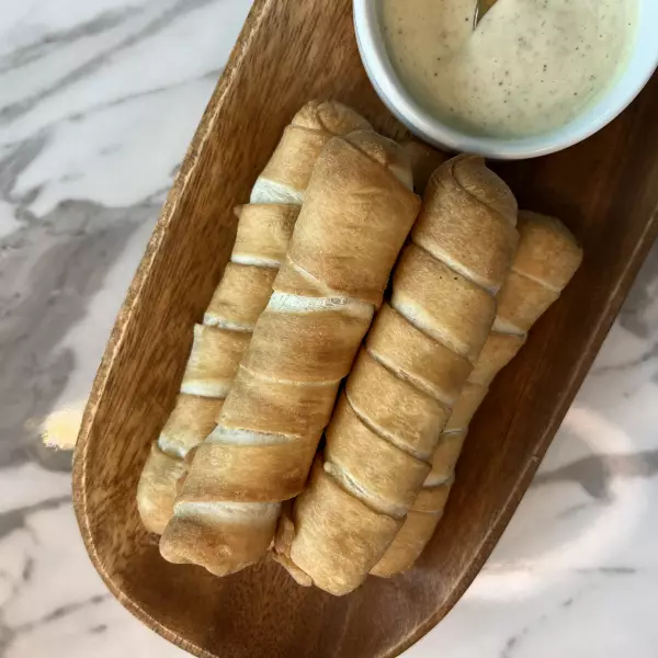 TEQUEÑOS PUFF PASTRY STUFFED WITH CHEESE. PRE-COOK  E