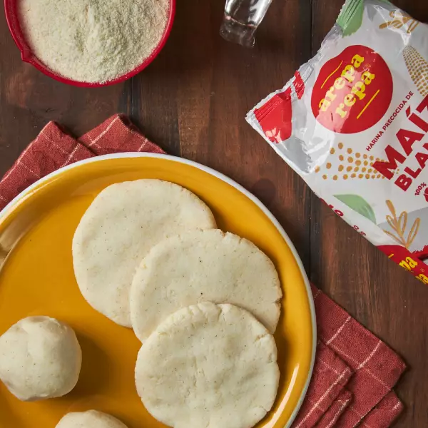 Pre cooked white corn meal / Gluten free / 100% corn / 35.27 OZ2