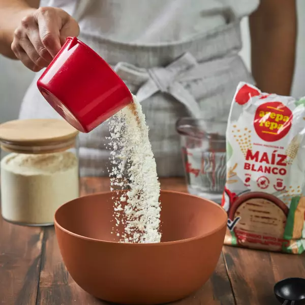 Pre cooked white corn meal / Gluten free / 100% corn / 35.27 OZ2